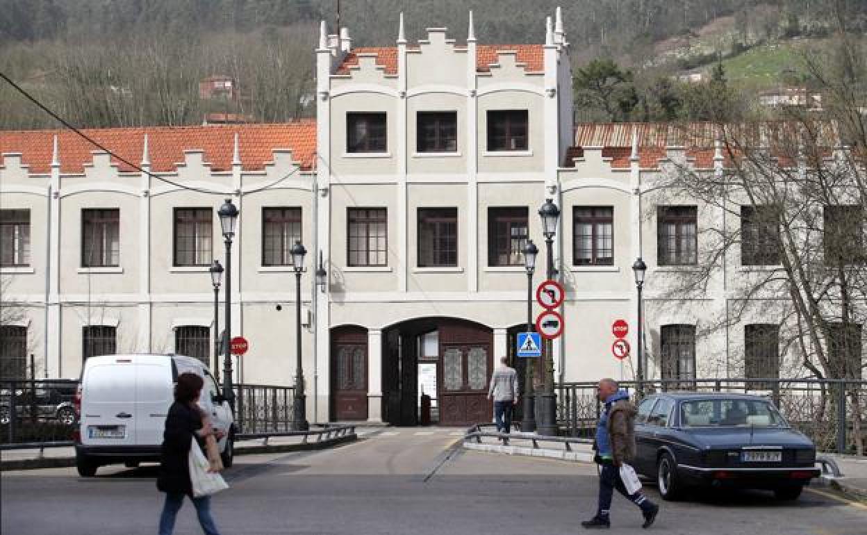 Fachada principal de la fábrica de armas de Trubia.