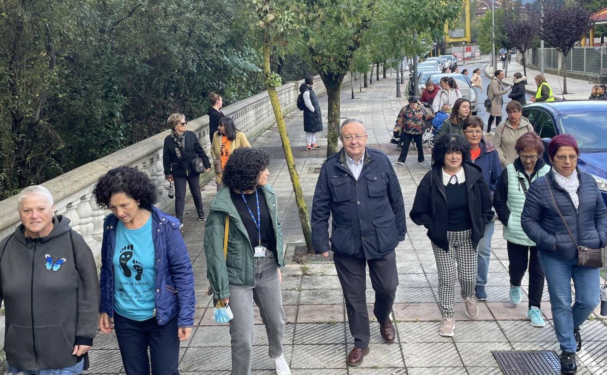 Inicio del paseo con los responsables sanitarios marcando el ritmo. 