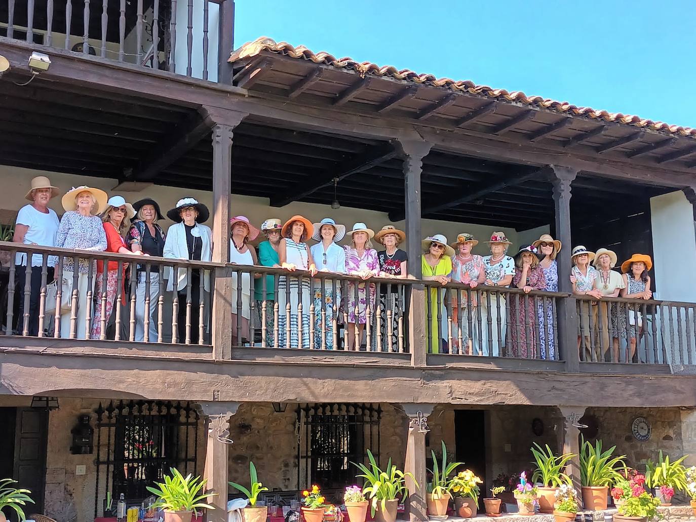 Los sombreros fueron parte del atuendo de las invitadas al sarao que tuvo lugar en el Palacio de Corao.