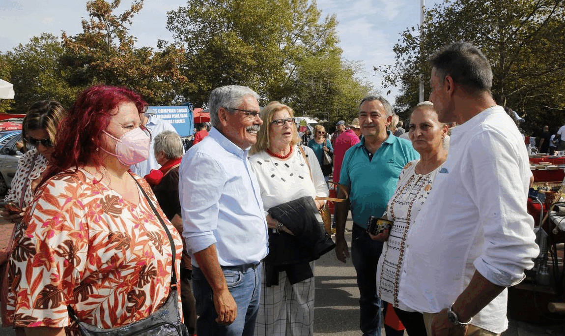 Ana Puerto, rodeada de militantes en La Calzada. | Floro, en el Rastro, charla con un comerciante. 
