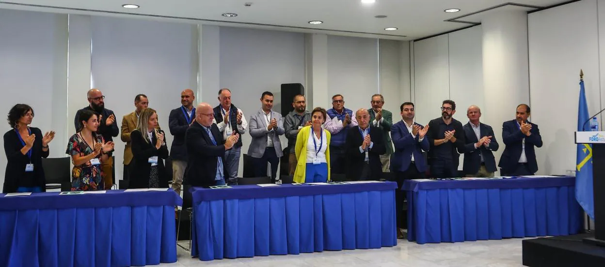 Los miembros de la comisión directiva saliente de Foro aplauden a Carmen Moriyón tras la votación en la que se la ratificó como presidenta de la formación. 