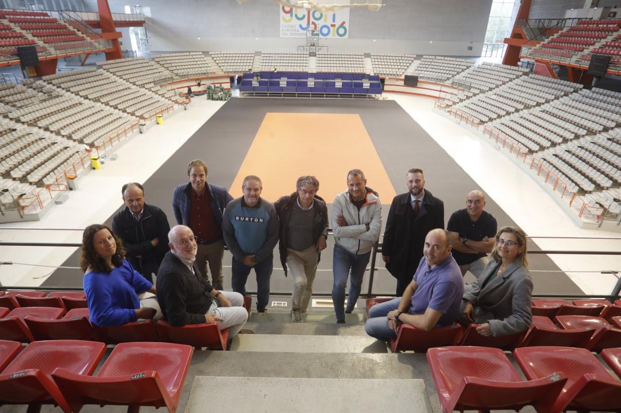De pie, de izquierda a derecha, Reinerio Suárez (jefe de instalaciones del Patronato Deportivo Municipal), Nacho Aybar (director deportivo del Grupo Covadonga), Adolfo Celorio (vicepresidente Federación de Tenis del Principado), Roberto Fernández (director del Patronato Deportivo), Fernando Castaño (presidente de la Federación del Principado de Tenis), Daniel Martínez (director de Turismo de Gijón), Salvador Gómez (encargado general de instalaciones del Patronato Deportivo Municipal). Sentados, Cristina Martínez (secretaria técnica del Patronato Deportivo), Javier Rodríguez (comunicación de la Federación de Tenis del Principado), Celestino Estévez (jefe de instalaciones del Patronato) Carmen Núñez (tesorera de la Federación del Principado de Tenis). Todos posan con la pista central del Palacio donde se disputarán los partidos del ATP Gijón 250. 