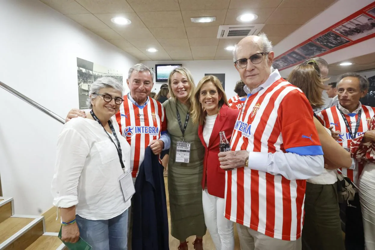 Juan Antonio Pérez Simón, a la derecha, Laura Kalb, Adriana Suárez, Javier Vega de Seoane y la alcaldesa Ana González, en el antepalco de El Molinón, durante el Sporting-Andorra. 