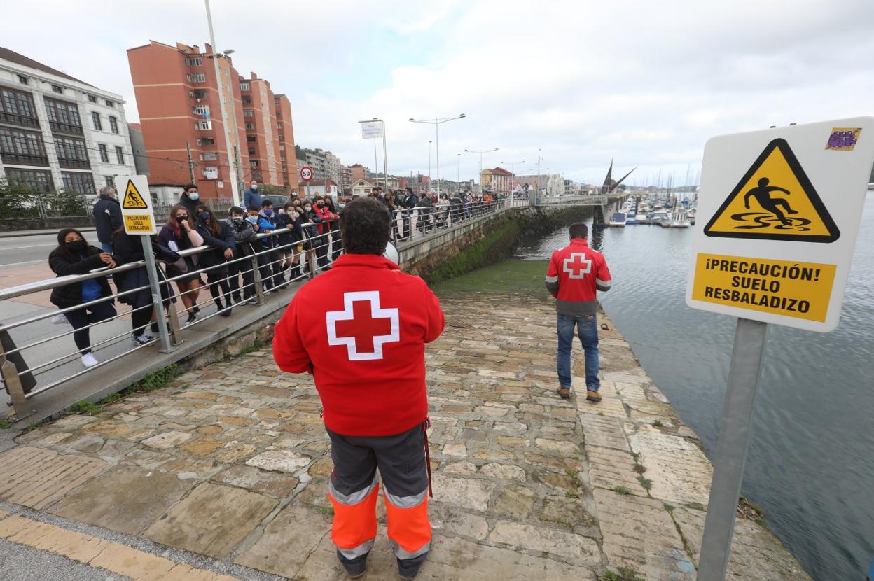 Voluntarios de Cruz Roja en un simulacro de rescate celebrado en la ría de Avilés. 