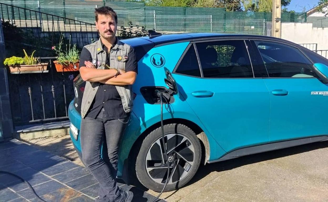 Alfonso Jiménez, junto a su vehículo eléctrico durante la carga de la batería. 