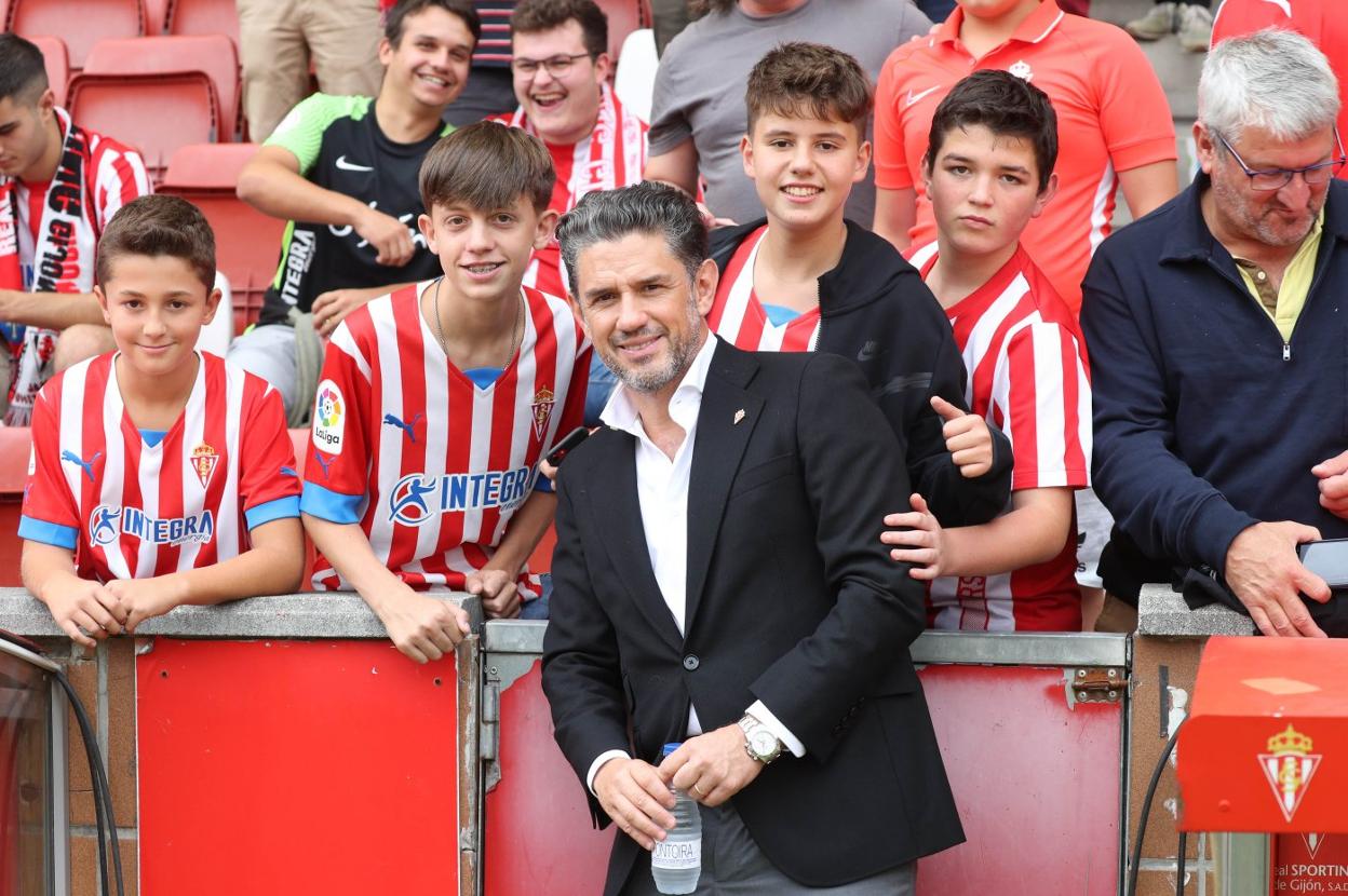 Irarragorri posa junto a jóvenes aficionados rojiblancos, en el estadio de El Molinón. 