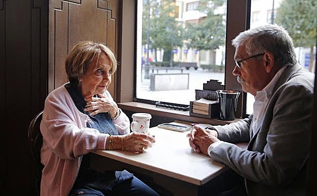 Paz Fernández Felgueroso, que ayer avaló a Floro, se reunió con el candidato en el Café Dindurra antes de acudir juntos a un acto de igualdad en la Casa del Pueblo.