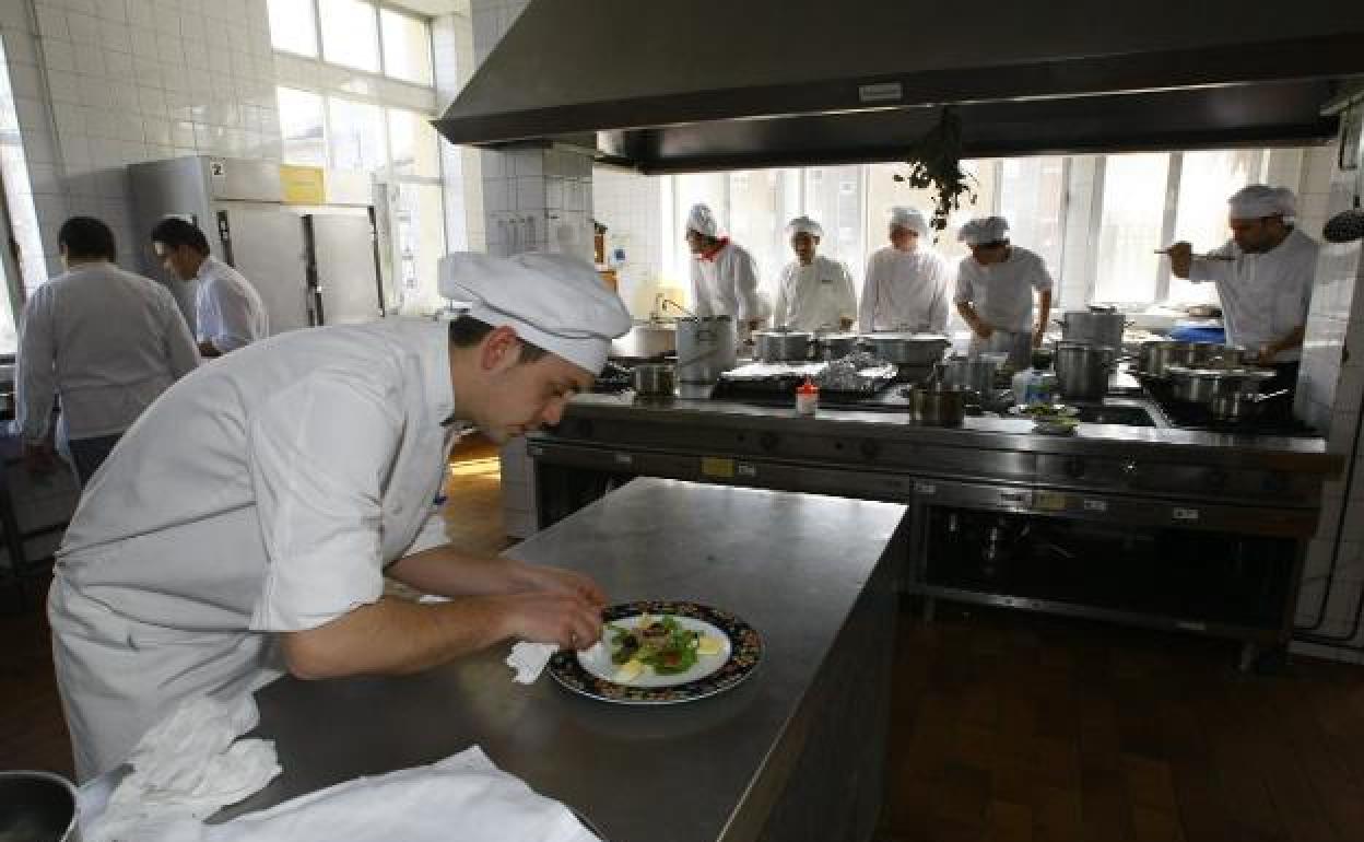 Alumnos de la Escuela de Hostelería de Pravia durante una lección en tiempos previos a la pandemia.