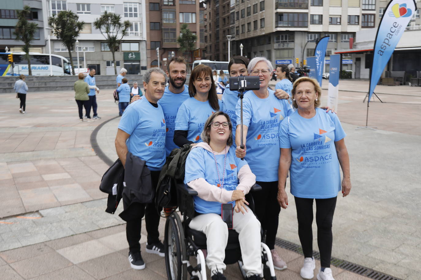 Asistentes de 'La carrera de las sonrisas' en Gijón, carrera solidaria que reivindica la visibilización de las personas con parálisis cerebral. 