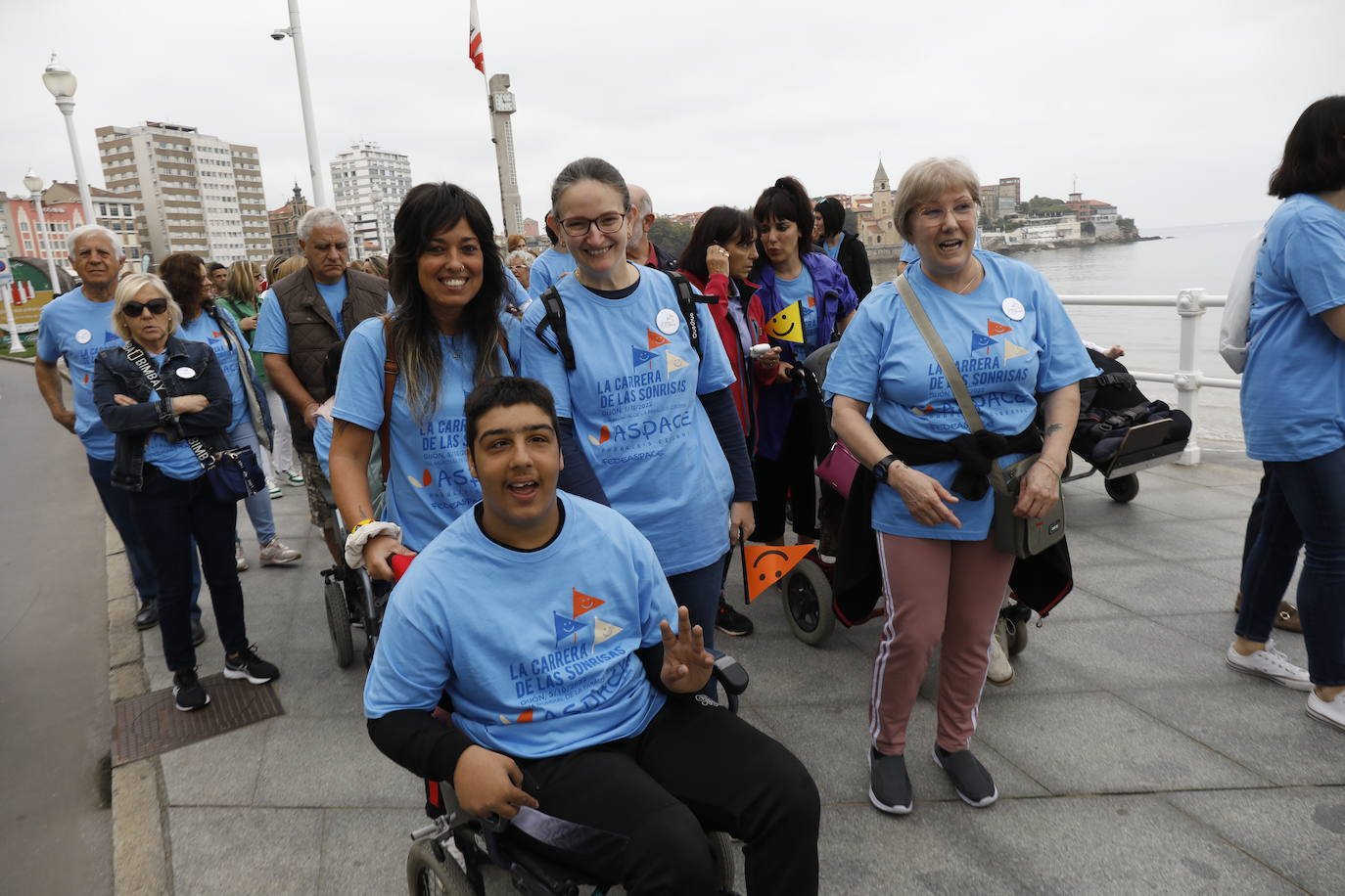 Asistentes de 'La carrera de las sonrisas' en Gijón, carrera solidaria que reivindica la visibilización de las personas con parálisis cerebral. 