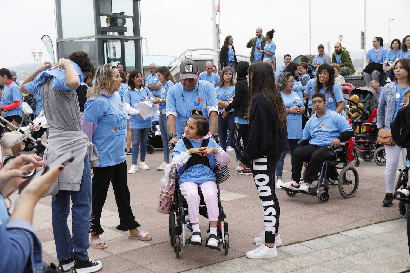 Asistentes de 'La carrera de las sonrisas' en Gijón, carrera solidaria que reivindica la visibilización de las personas con parálisis cerebral. 