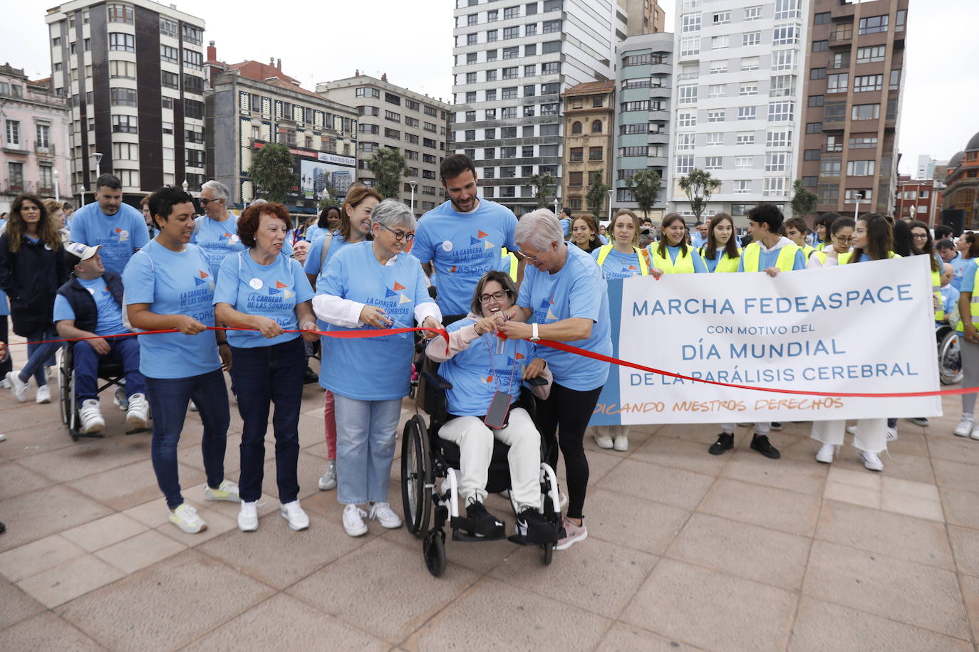 Asistentes de 'La carrera de las sonrisas' en Gijón, carrera solidaria que reivindica la visibilización de las personas con parálisis cerebral. 