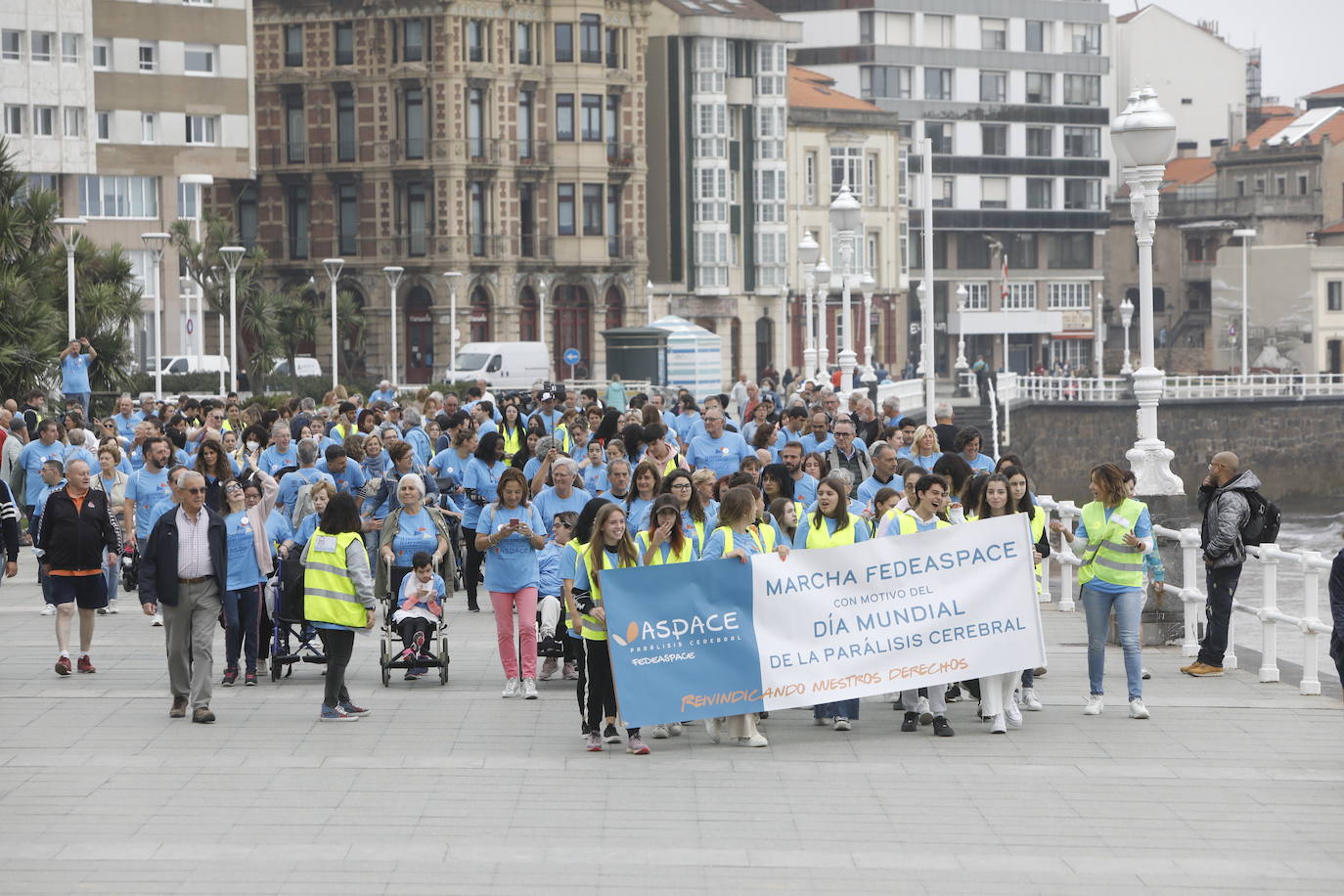 Asistentes de 'La carrera de las sonrisas' en Gijón, carrera solidaria que reivindica la visibilización de las personas con parálisis cerebral. 