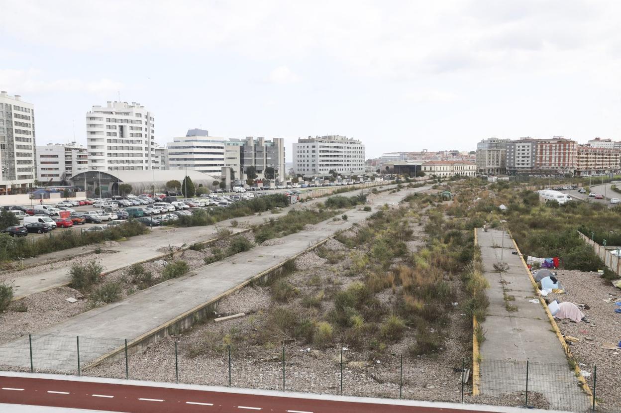 Terrenos donde se ubicará la futura estación intermodal y la prolongación de las vías hasta el túnel. 