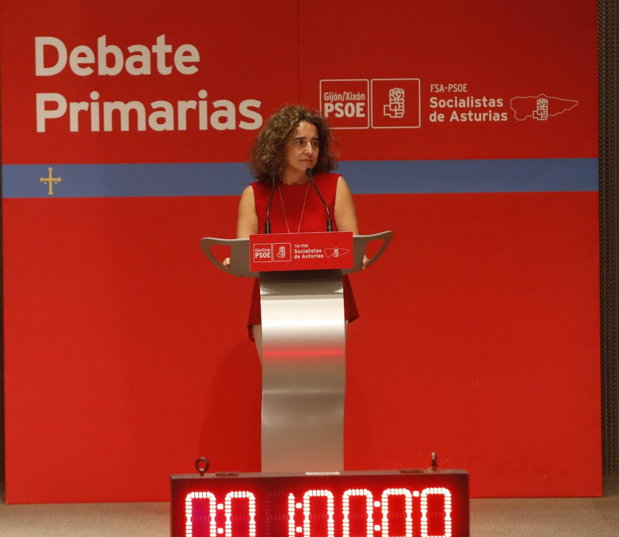 Ana Puerto, en su atril, se dispone a tomar la palabra. 