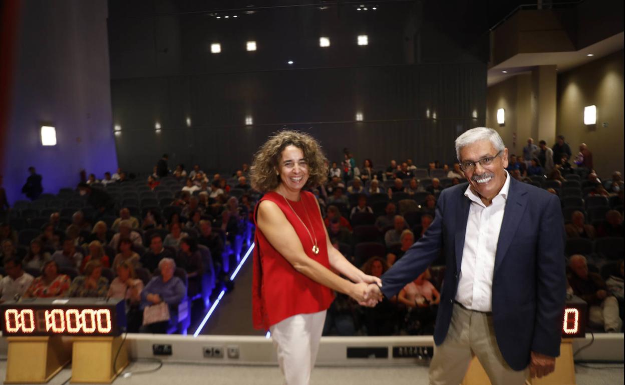 Los candidatos socialistas Ana Puerto y Floro se dan la mano, ayer, durante el debate celebrado.