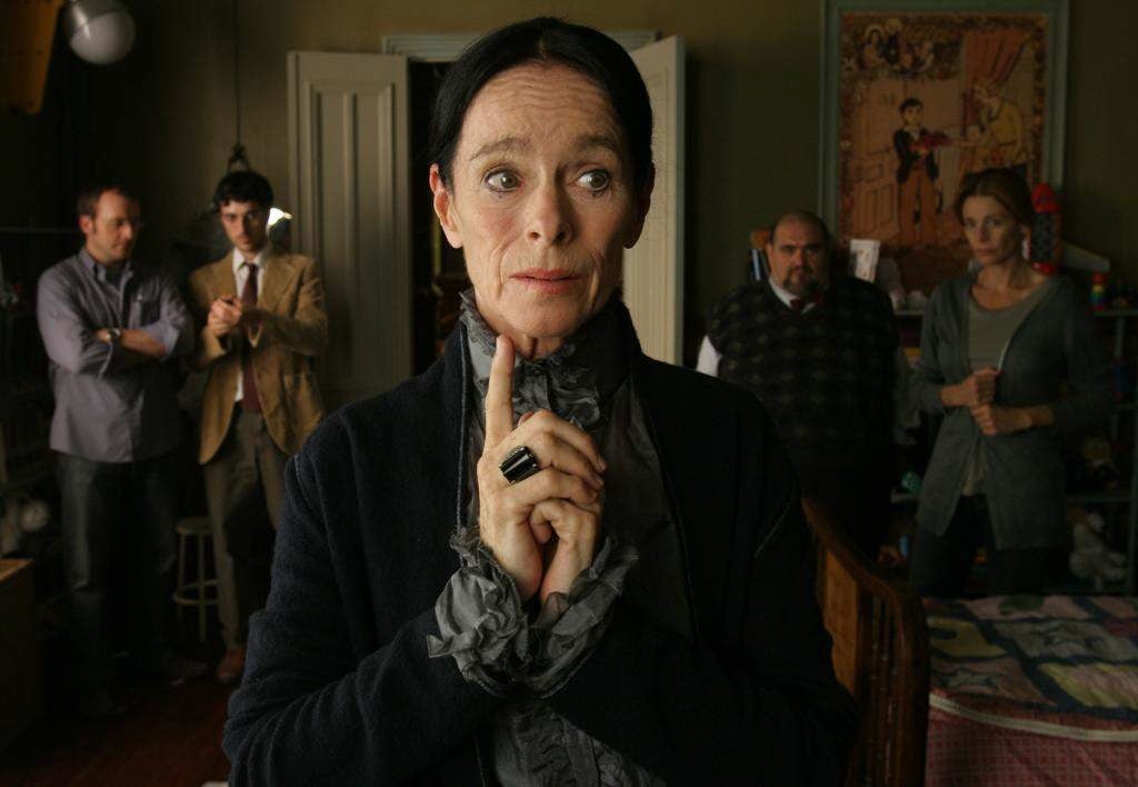 Película de auténtico terror que aún hoy en día se considera uno de los mejores filmes españoles. Dirigida por el maestro Bayona, destacó por sus paisajes asturianos, con una visión oscura de la Villa Parres (Llanes), la gran casa que fue el escenario del orfanato infantil. Recibió varios Goya a guión original, director novel, director artístico, producción, maquillaje, sonido y efectos especiales. 