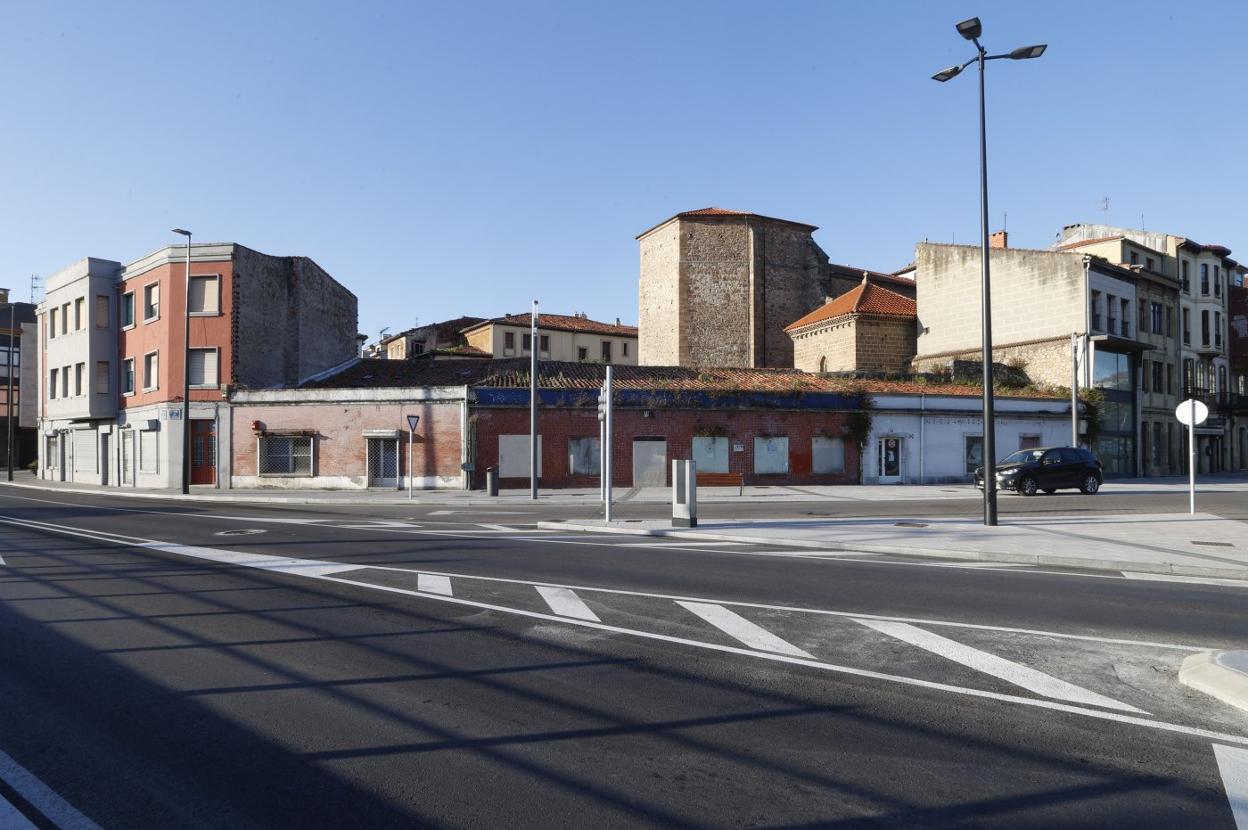 Inmuebles entre los números 40 a 48 en la calle de La Muralla y su confluencia con El Muelle que el Ayuntamiento planea derribar para recuperar un tramo de la antigua muralla medieval de Avilés. 