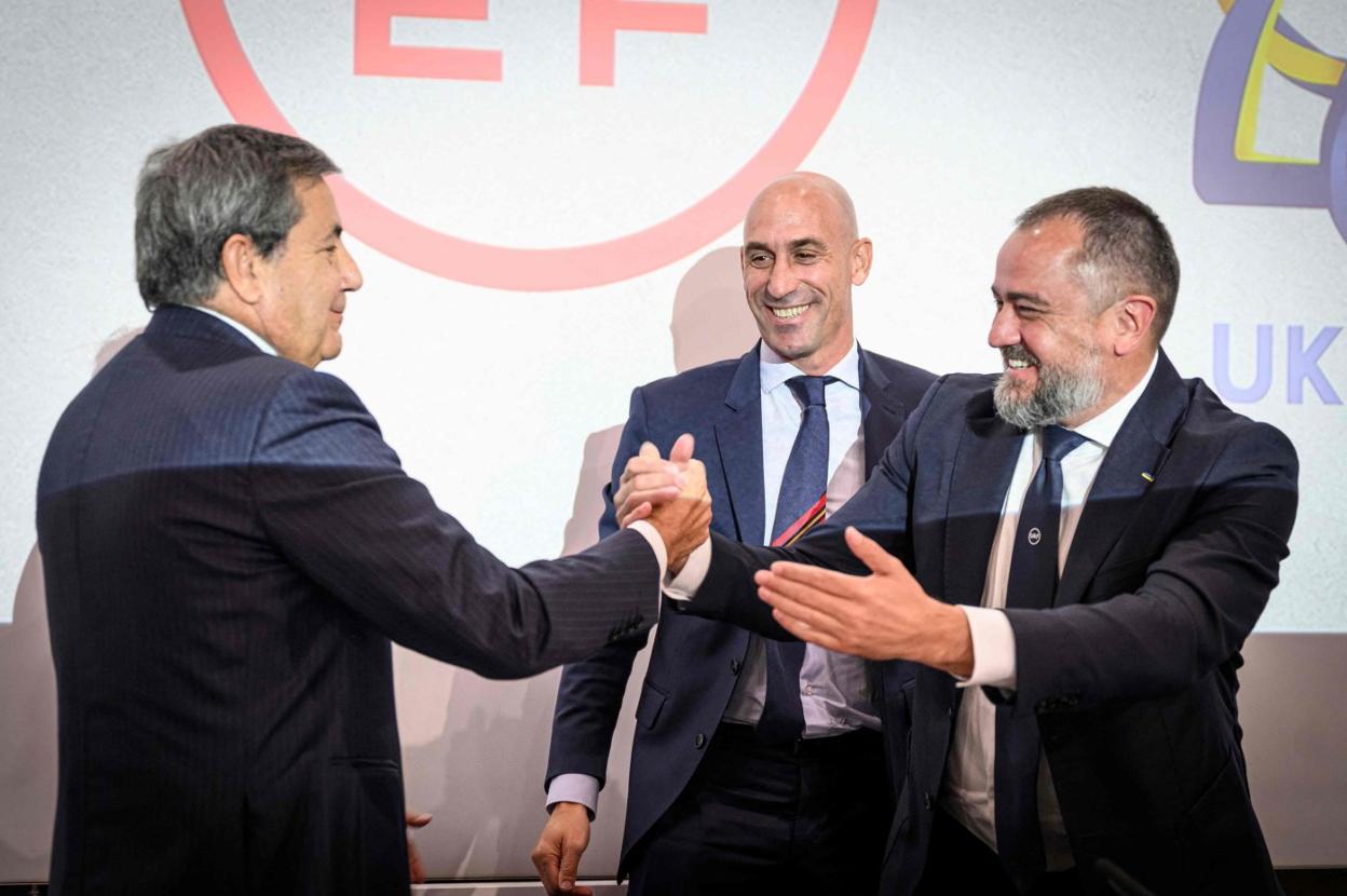 Rubiales, en el centro de la imagen, entre Fernando Gomes, presidente de la Federación de Portugal, y Andriy Pavelko, su homólogo en Ucrania. 