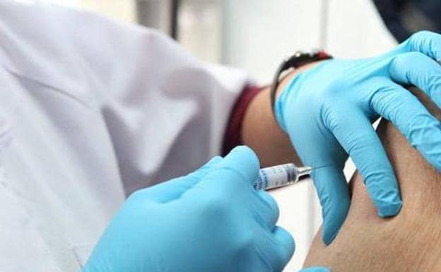 Salud quiere vacunar a 300.000 asturianos contra la gripe este año