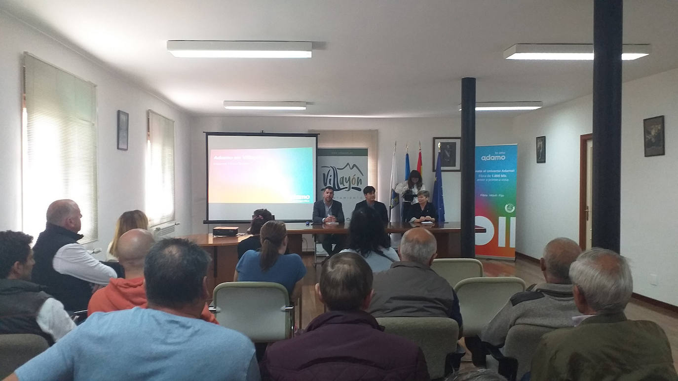 David Llano, representante de Adamo; Borja Sánchez, consejero de Ciencia; y Montserrat Estefanía González, alcaldesa de Villayón.