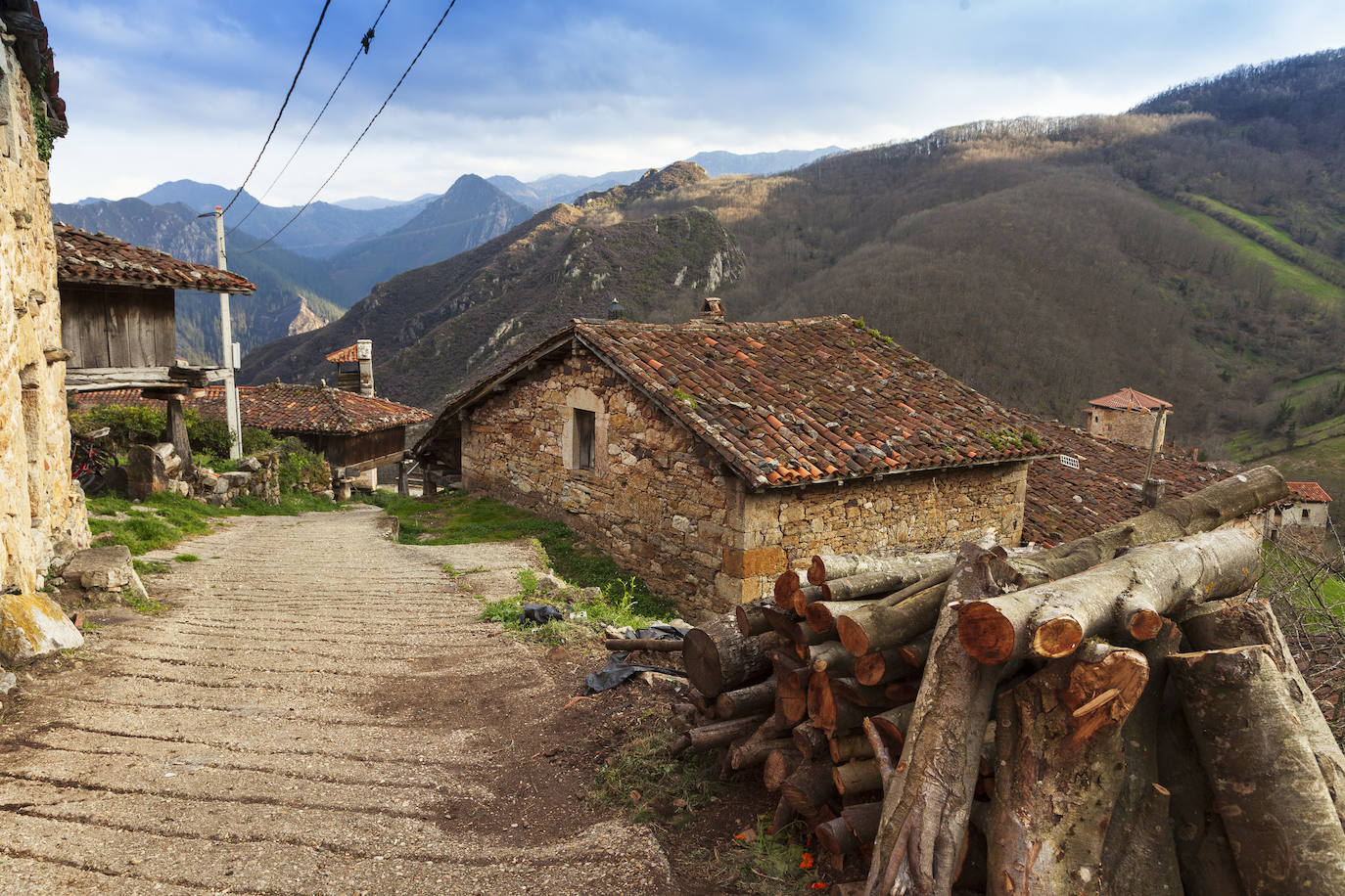 Bandujo (Asturias). Es uno de los pueblos más bonitos de Asturias, de España y probablemente de Europa…Es una pequeña aldea del concejo de Proaza de a penas 40 habitantes, presenta una arquitectura perfectamente conservada, unas vistas de infarto y un paisanaje que creció entre tradiciones singulares de las cuales muchas aún perduran. Todo el pueblo, que data más o menos del siglo VIII y que recibía el nombre de Vandugio, está declarado Bien de Interés Cultural desde el año 2009: alberga uno de los conjuntos medievales mejor conservados de la región.