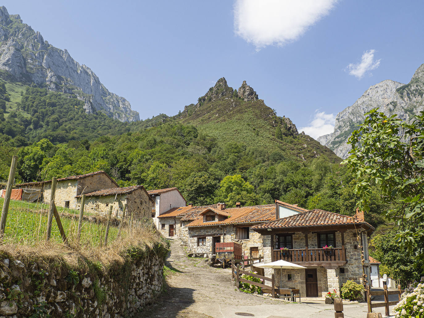 San Esteban de Cuñaba (Asturias) | Hermosa localidad asturiana de los Picos de Europa casi rayando con Cantabria. Fue Pueblo Ejemplar de Asturias en el año 1990. Se trata de un lugar bien conservado, en el que destaca sobre todo la ermita del Santucu. Está situado en el valle del río San Esteban, en una zona de impresionante belleza. Es punto de partida de varias rutas montañeras.