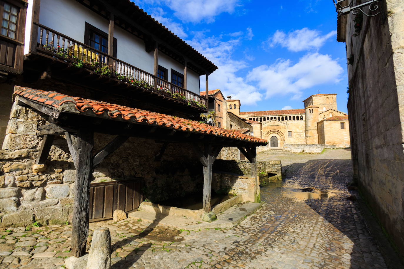 Santillana del Mar (Cantabria) | Es uno de los lugares más visitados de Cantabria. Alberga verdaderos tesoros arquitectónicos, siendo la Colegiata de Santa Juliana el edificio más representativo. La villa es sede de una intensa actividad cultural que se desarrolla durante todo el año en sus diferentes salas de exposiciones y museos.