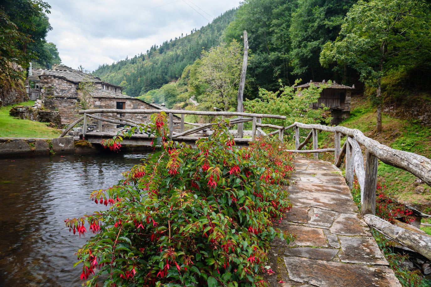 Taramundi (Asturias) | Es el pueblo más famoso de la región y el pionero del turismo rural. Históricamente fue una localidad de artesanos del hierro y de mazos: en 1900 había 200 ferreiros solo en Taramundi. El pueblo tiene un centro pequeño y compacto con numerosas viviendas antiguas hechas con la típica mampostería de piedra sin tallar y tejados de lajas de pizarra; también abundan las construcciones modernas, empezando por el Ayuntamiento, aunque ha tratado de no desentonar con la arquitectura popular de la zona