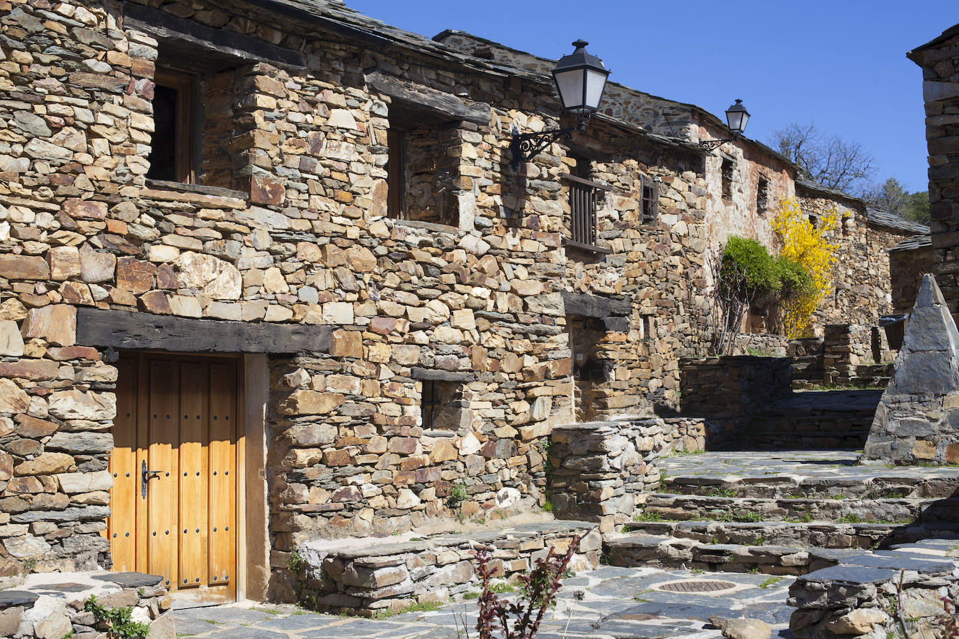 Umbralejo (Guadalajara) |Umbralejo es un pintoresco pueblecito que está situado al norte de la provincia de Guadalajara, en las estribaciones de la Sierra de Ayllón, en plena ruta de los pueblos negros y muy cerca de Valverde de los Arroyos. Es sin duda el mejor ejemplo de arquitectura negra típica de la zona que podremos encontrar, reconstruido en los últimos años y conservado con gran gusto y acierto.