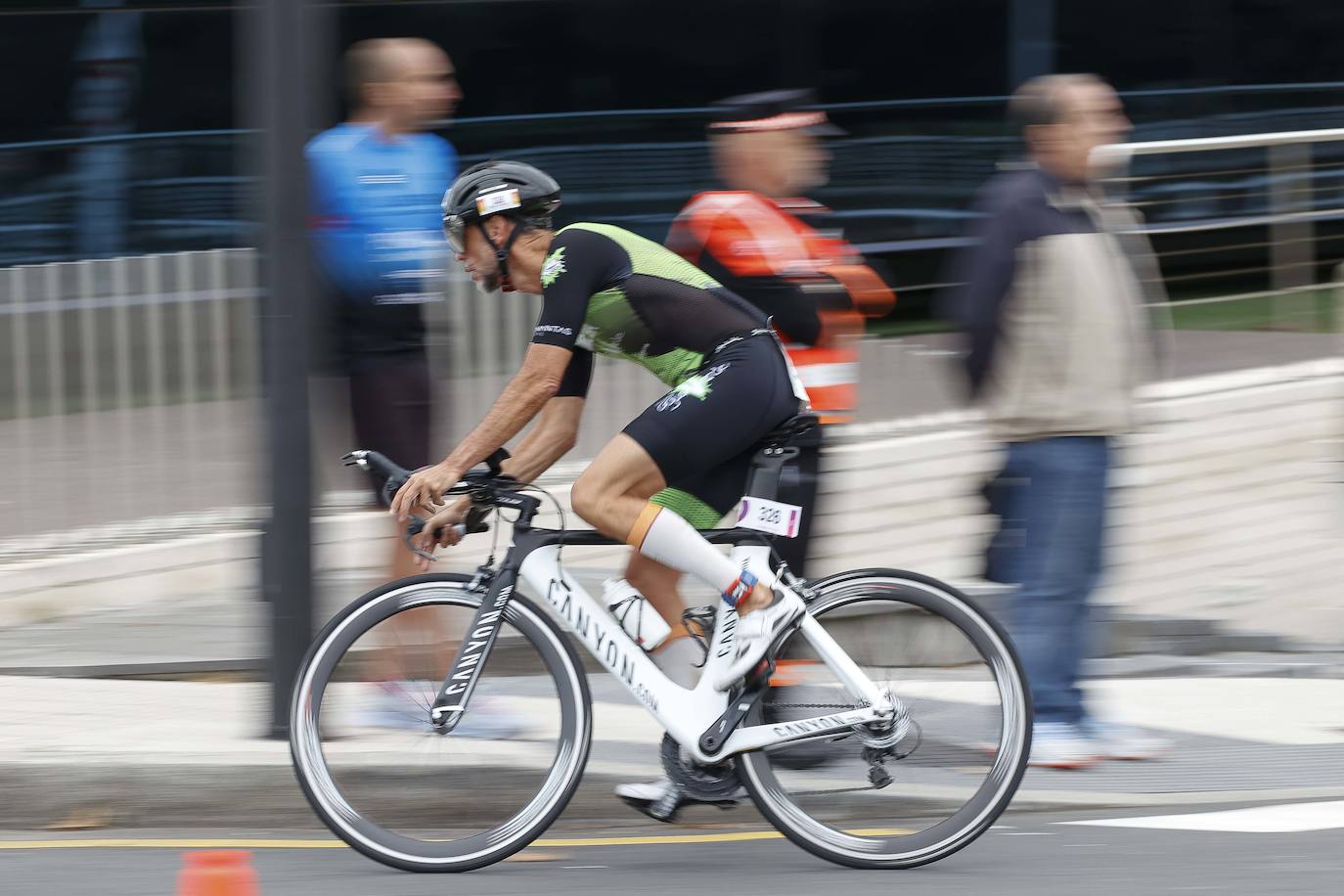 Fotos: Medio millar de participantes en el II Triatlón Ciudad de Gijón