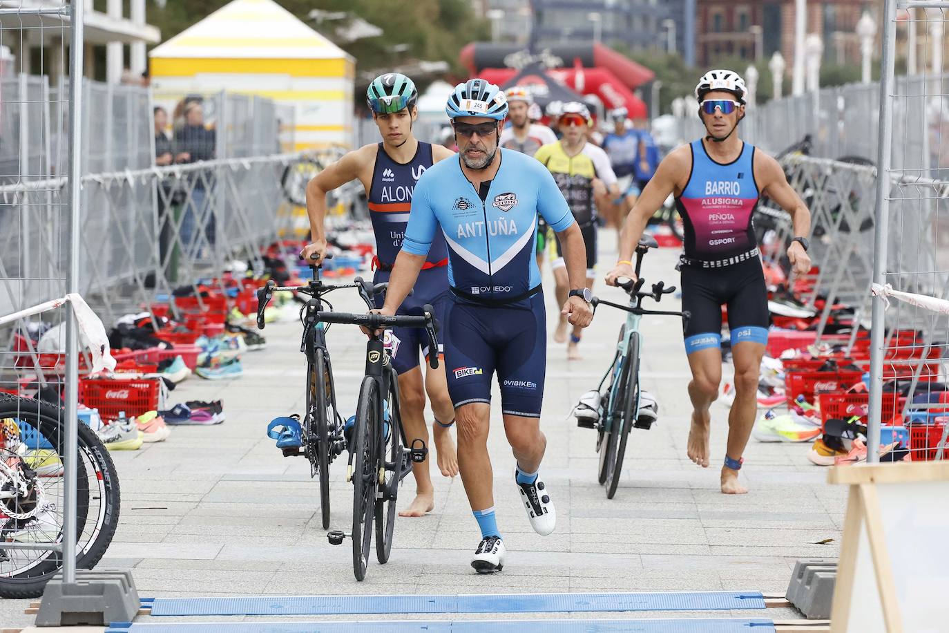 Fotos: Medio millar de participantes en el II Triatlón Ciudad de Gijón