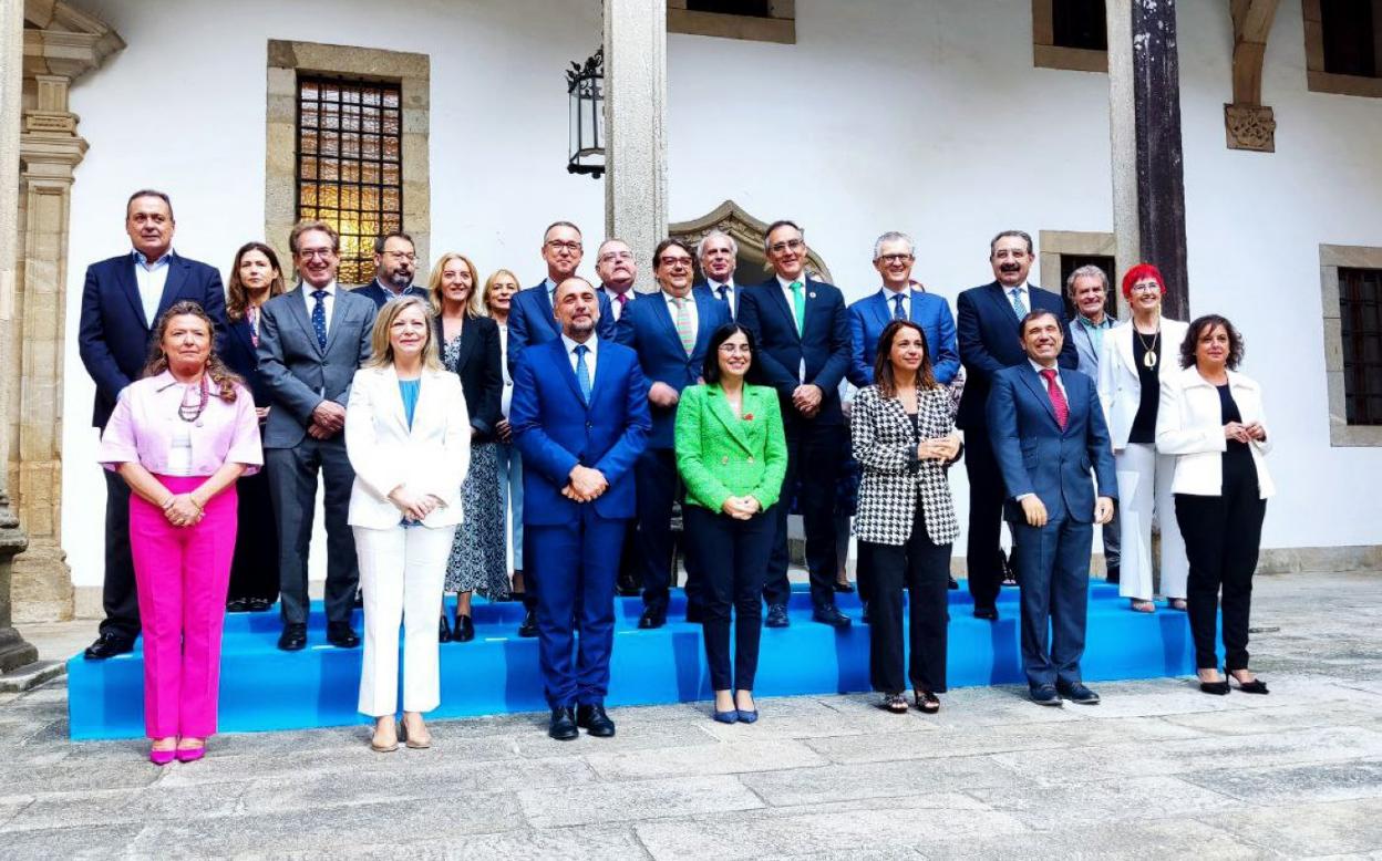 La ministra de Salud, Carolina Darias, junto al consejero Pablo Fernández Muñiz (el tercero en la segunda fila, comenzando desde la izquierda) y otros miembros del consejo. 