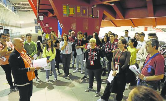 Los voluntarios reciben las últimas instrucciones. 