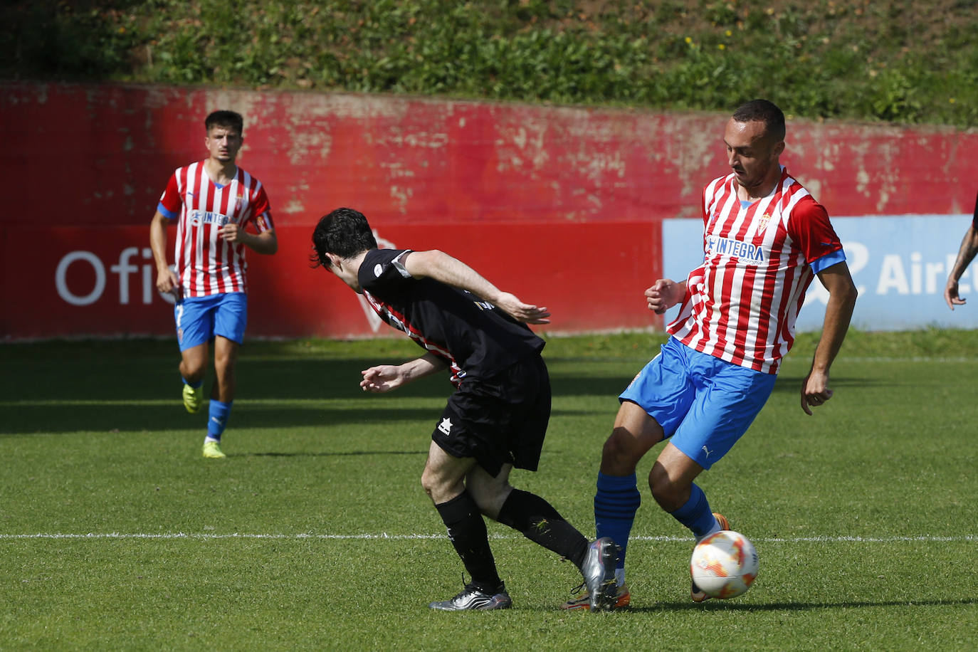 Fotos: Victoria del Sporting B frente a L&#039;Entregu (4-0)