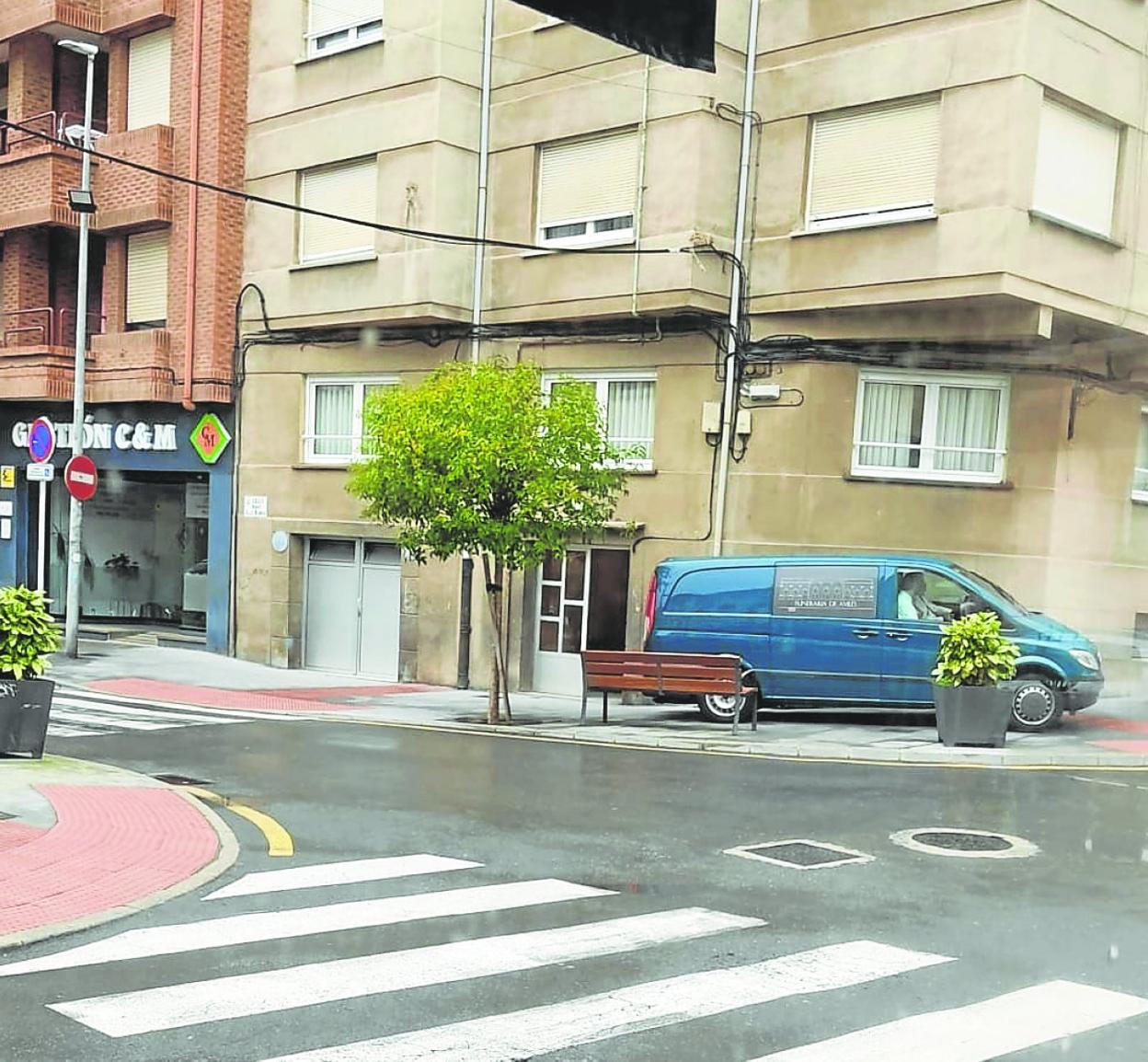 La funeraria delante del edificio de Luanco en el que fue hallado el cadáver. 