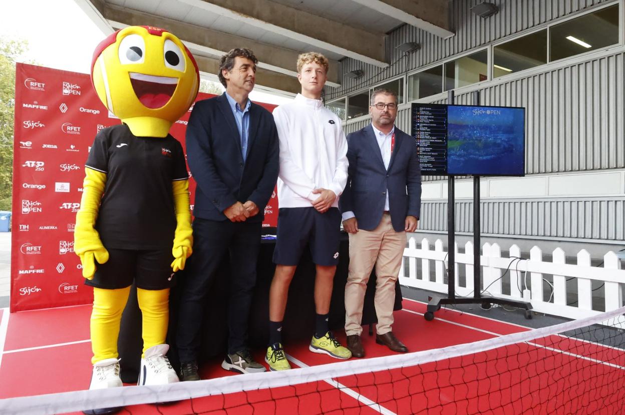 Tomás Carbonell, el tenista español Martín Landaluce y Rogelio Santos, supervisor del Tour ATP, junto a la mascota, al término del sorteo del cuadro final. 