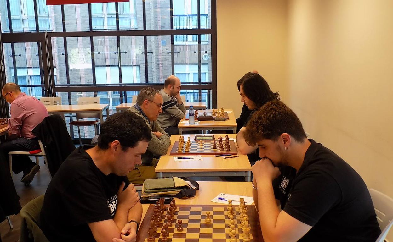 Pablo Suárez y Samuel García, primeros tableros del Valdesva y el Antonio Rico.