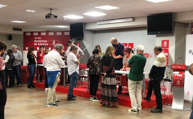 Recuento de votos del proceso de primarias del PSOE de Gijón al que asistieron Gimena Llamedo y Julio Tomes. 