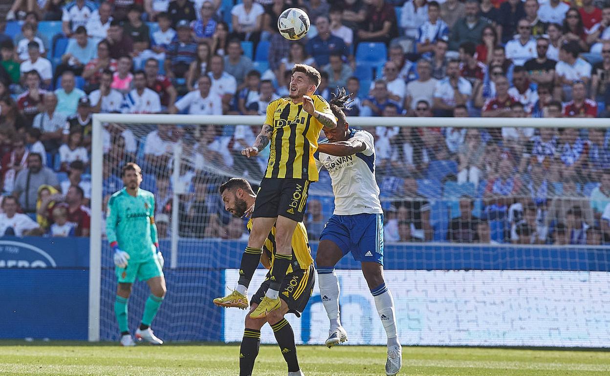 Una de las jugadas del partido entre el Real Zaragoza y el Real Oviedo. 