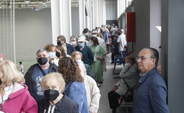 Quejas y colas en la primera jornada de la campaña de vacunación de Gijón