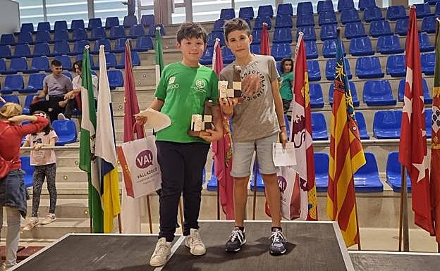 Roque Ordiz y Javier González, en el podio con sus trofeos.