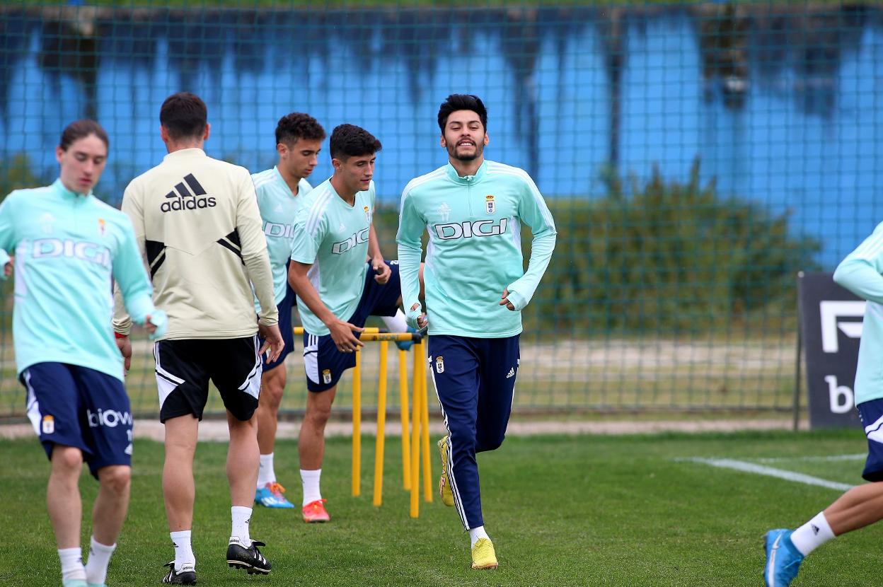 Alonso Aceves realiza un ejercicio en el entrenamiento de ayer. 