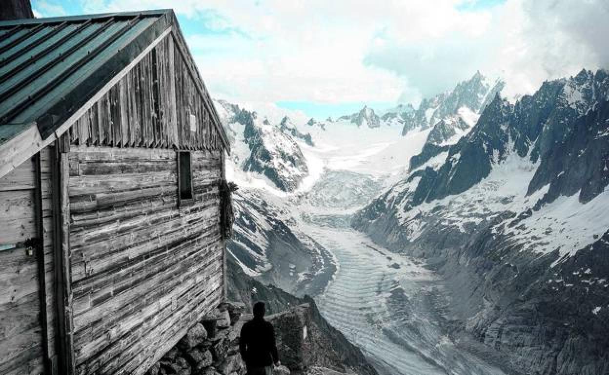 Un ingeniero aeroespacial intenta escalar el Mont Blanc con ropa de paseo