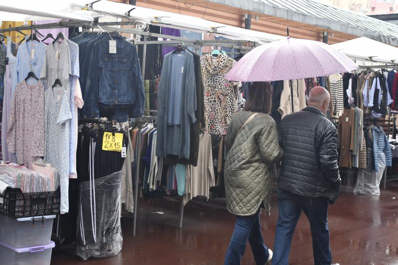 Fotos: El mercado regresa a la plaza entre charcos