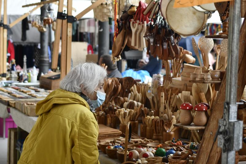 Fotos: El mercado regresa a la plaza entre charcos