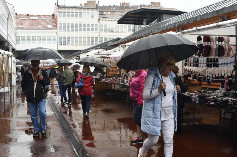 Fotos: El mercado regresa a la plaza entre charcos