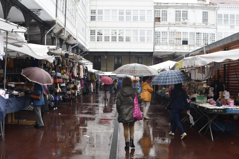 Fotos: El mercado regresa a la plaza entre charcos