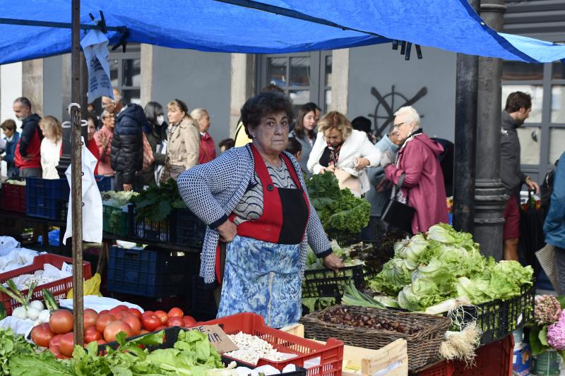 Fotos: El mercado regresa a la plaza entre charcos