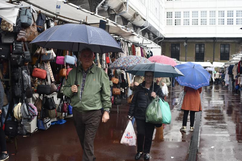 Fotos: El mercado regresa a la plaza entre charcos